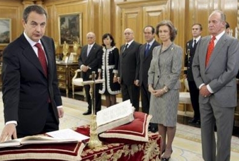 Zapatero promete su cargo ante un Crucifijo, la Biblia y los Reyes de España (12 abril 2008)
