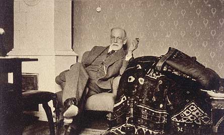 Sigmund Freud junto a su célebre diván