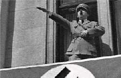 Rik Mayall como Adolfo Hitler