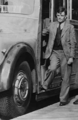 Alan Mathison Turing (nacido en Paddington, Londres el 23 de junio de 1912, se suicidó el 7 de junio de 1954) desciende en 1946 de una máquina autobús
