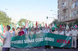 Pacifistas (¿espiritualistas?) manifestándose masivamente por las calles de una ciudad española