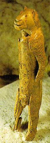 Estatua de marfil de un hombre con cabeza de lobo o de felino