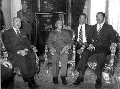Sadam Husein y Francisco Franco también mantuvieron conversaciones en presencia de Carlos Arias Navarro en diciembre de 1974, en el palacio de El Pardo, en fotografia oficial de Campua, reproducida de la prensa de entonces