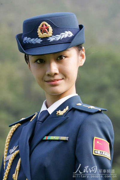 Integrantes del Ejército Popular de Liberación vestidas de nuevos uniformes con esplendor militar y belleza femenina