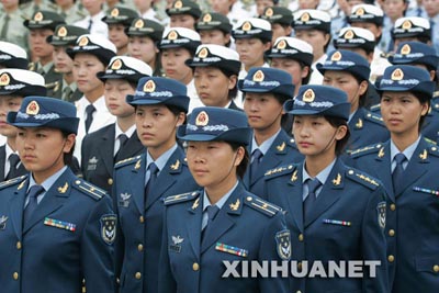 Integrantes del Ejército Popular de Liberación vestidas de nuevos uniformes con esplendor militar y belleza femenina