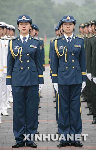 Integrantes del Ejército Popular de Liberación vestidas de nuevos uniformes con esplendor militar y belleza femenina