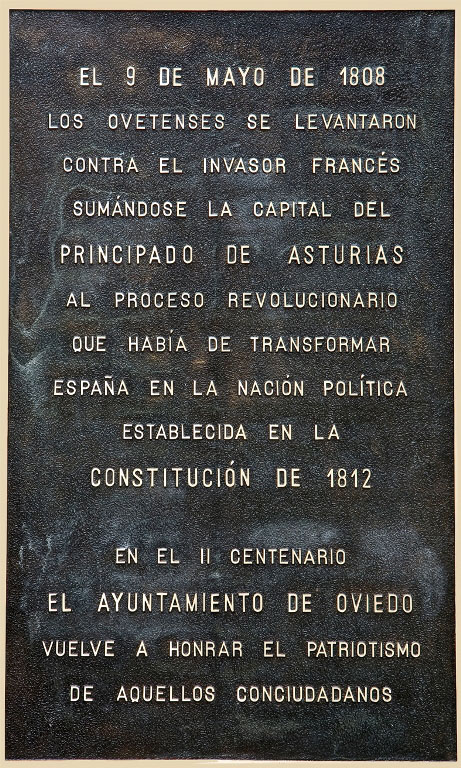 Placa de bronce conmemorativa del II Centenario del 9 de mayo de 1808 en Oviedo, descubierta el 9 de mayo de 2008 en la esquina de las calles Altamirano y Cimadevilla