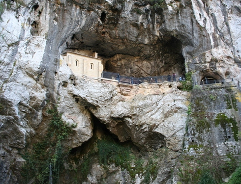 Cueva de Covadonga, hoy con una capilla cristiana sobre los antiguos enterramientos numinosos