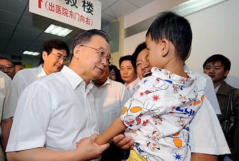 Premier chino visita a bebés enfermos por leche en polvo contaminada