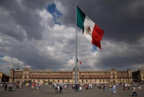 Plaza de la Constitución, en la ciudad de México. El nombre remite a la Constitución de Cádiz