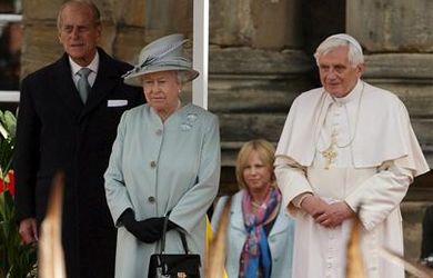 Papa y Papisa: Benedicto XVI e Isabel II