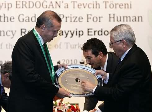 Erdogan recibe el Premio Muamar Gadafi a los Derechos Humanos. Africa/EU summit, Tripoli 29 noviembre 2010