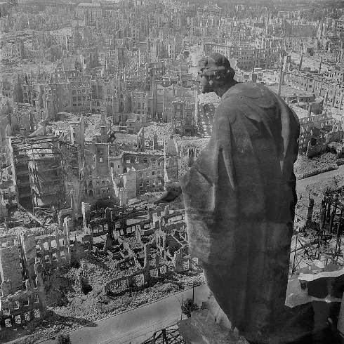 Dresde bombardeada por los aliados, vista desde la torre del Ayuntamiento. Febrero de 1945. Foto de Richard Peter