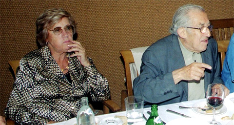 Gustavo Bueno y Carmen Sánchez en una cena con amigos. Fotografía cedida por M.A. Navarro Crego