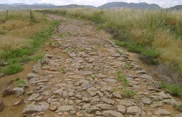 Imperando Augusto se construyó la calzada entre Caesaraugusta y Augusta Emerita (entre Zaragoza y Mérida), numerada XXV en el Itinerario de Caracalla (en la foto tramo conservado en Chillón, Ciudad Real) Calzada