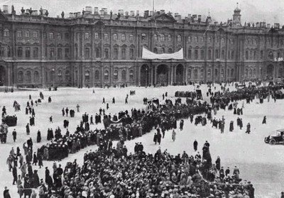 Manifestación tras la toma del Palacio de Invierno en Petrogrado, actual San Petesburgo. Noviembre de 1917